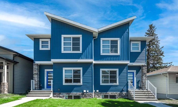 Lynnwood Ridge House | Stay Together 2 Units, Sleeps 16! FREE Banff Pass, Parking, Wine & Netflix!