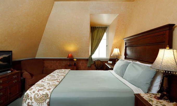 Central Business District Bed & Breakfast | Stay with us and you'll see why we are ranked #1 lodging in Kalamazoo, MI.