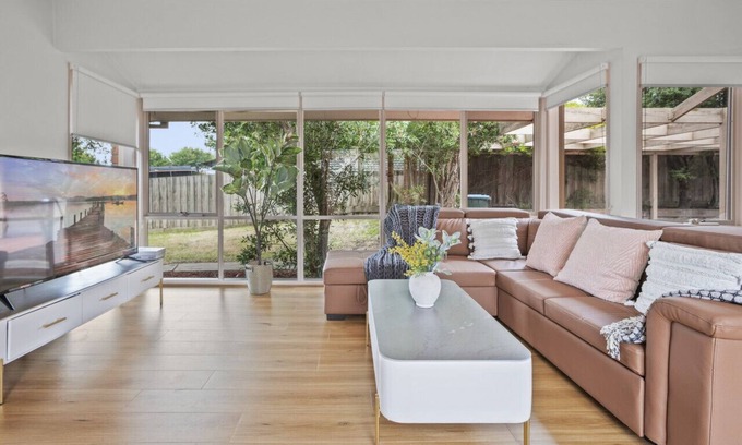 Narre Warren South House | StayAU 3BR Vacation Long stay Netflix Pet Friendly