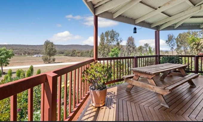 Heathcote Villa | StayAU Heathcote Vineyard Stay 5 BRM Villa with Pool BBQ