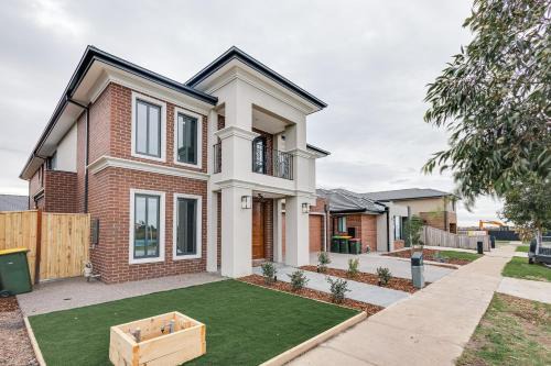 Mambourin House | StayAU Spacious 6BR House with Pool Table Urban Home