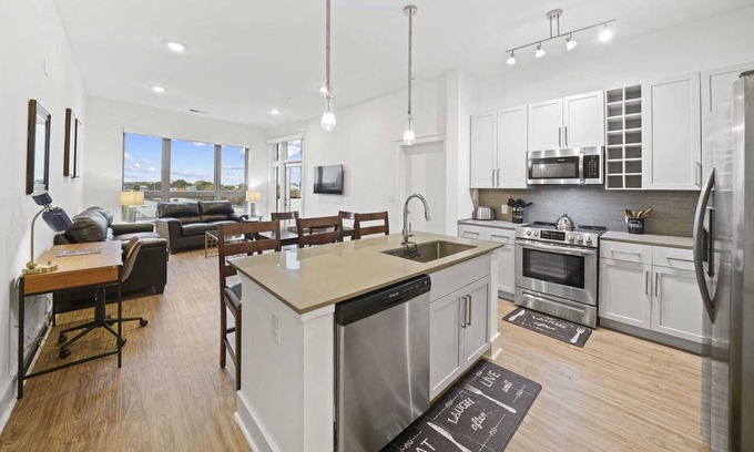 Second Ward Condo | StaysByWalker Uptown 3BR KingBeds/Gym/Parking/Desk