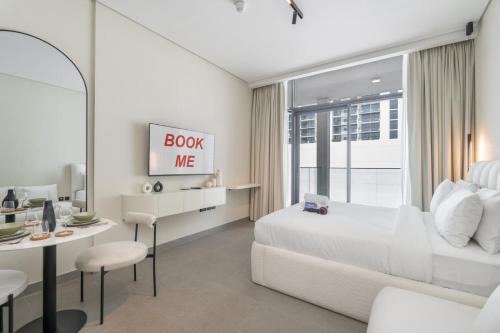 Jumeirah Village Circle Apartment | StayShort - Chic Studio in Oxford Terraces with Pool & Gym