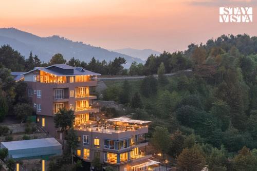 Kaul Apartment | StayVista at The Himalayan Echo with Lawn, Bonfire