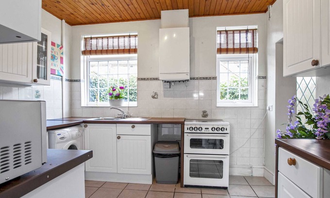 Burslem House | ⭑ Staywhenever NWT- 4 Bedroom House | King Size Beds | Sleeps 9 ⭑