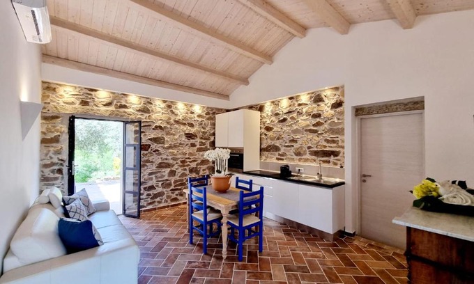 Buddittogliu Straulas Apartment | STAZZO SAN TEODORO LA QUERCIA Piscina Condivisa