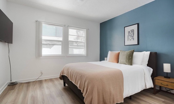 Westwood Apartment | Stellar Westwood Studio, walk to Coffee, Dining & Shops, by Blueground