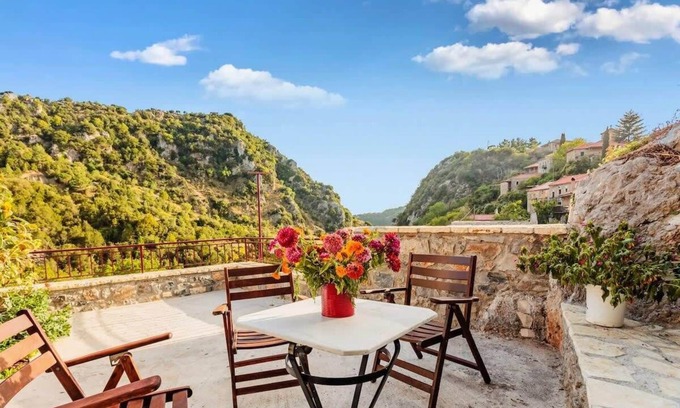 Trikolonoi Apartment | Stemnitsa Stone Residence - Cosy Mountain Escape