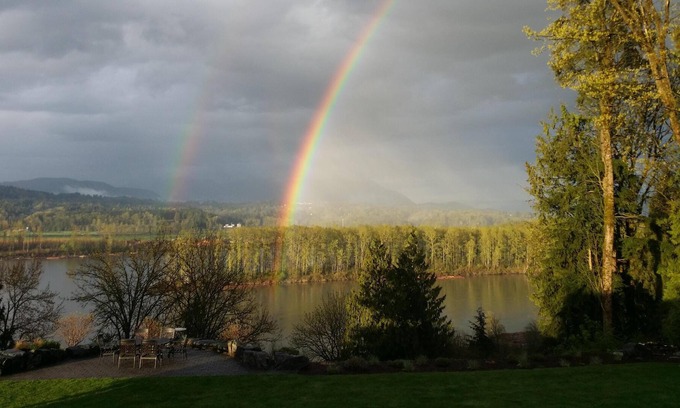 Bradner House | Step away from life's bustle to this breathtaking scenic property.