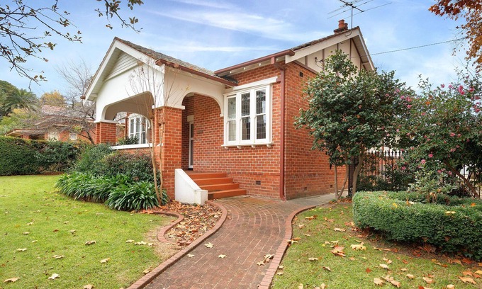 Albury House | Step Back in Time on Dean - Comfortable, central three bedroom home with lots of charm