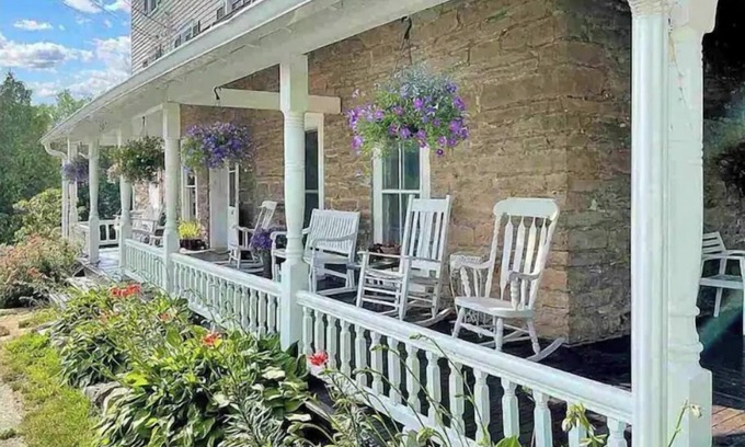 Clintondale House | Step into history & unwind at Stone House a charming 🏡 at the❤️of NYHudson Valley