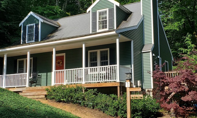 Eidelweiss Village House | Steps Away from the Beach in the Mount Washington Valley