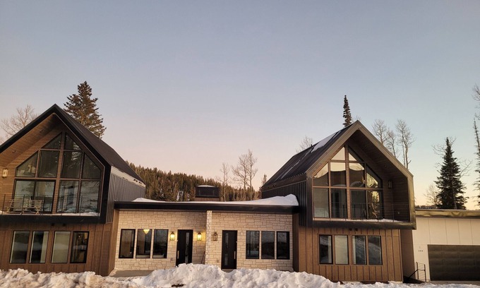 Beaver Cabin | Steps away from the slopes! Recently built Scandinavian Cabin with Jacuzzi!