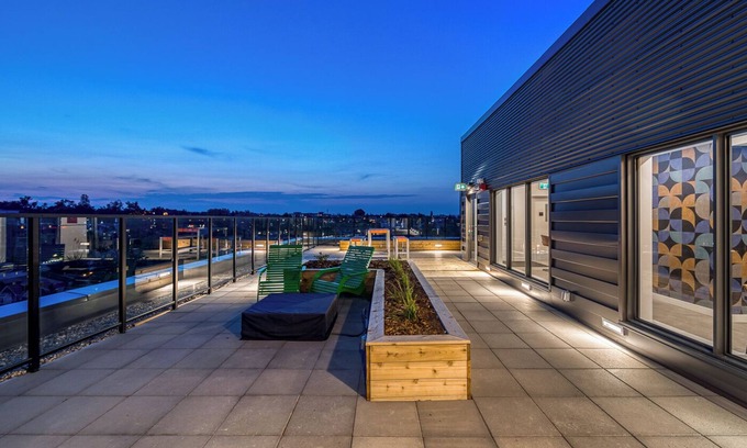 Crescent Heights Apartment | Steps from Downtown Calgary with a huge balcony with amazing view !
