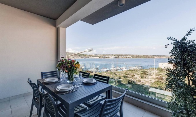 Għadira Apartment | 🌊 Steps from Mellieha Beach! Spacious 3BR apartment with terrace 🌴✨ Perfect for families, friends & business stays.