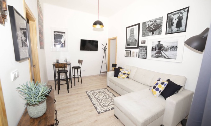 Las Acacias Apartment | Steps from Plaza Mayor! Wifi. A / A. Too quiet!!!