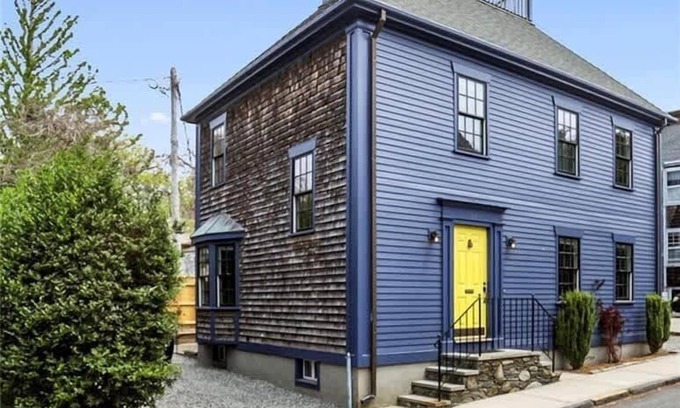 Newport House | Steps off Thames St | Center of Town 3BR/2BA