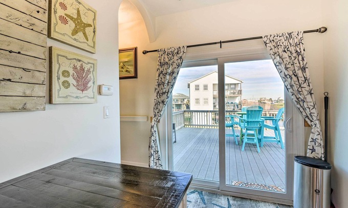 Galveston Cottage | Steps to Beach: Ocean-View Retreat in Galveston!