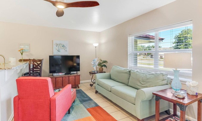 Biloxi Cottage | Steps to Beach, Short drive to Casinos, Coliseum, & all Biloxi's entertainment!