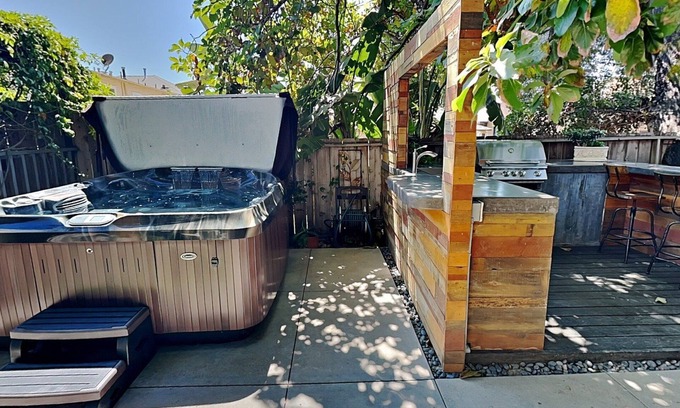 Golden Hill House | Steps to Broadway! Near Downtown, Zoo, Coronado, The Midway, SD BAY, NEW Jacuzzi, BBQ!