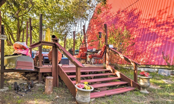 Granbury Cottage | Steps to Lake! Charming Cabin: Pool Access & Decks