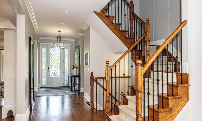 Barrie House | Steps to lake In Barrie w/Pool & hot tub - Perfect for Families!