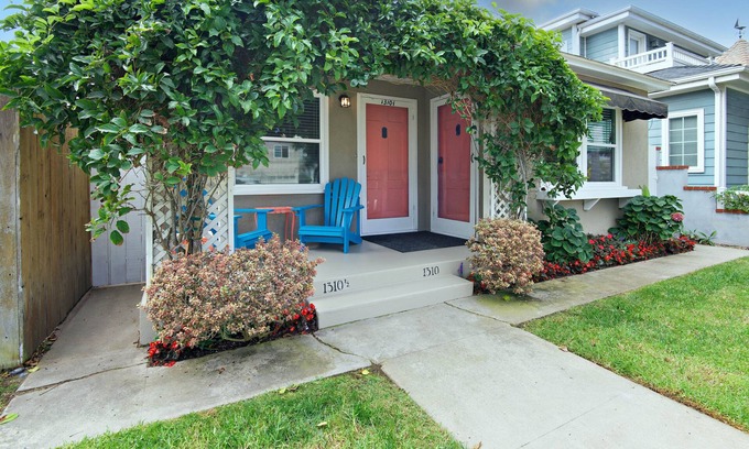 Old Towne House | Steps to the beach and 4 Blocks to Main St. and the pier
