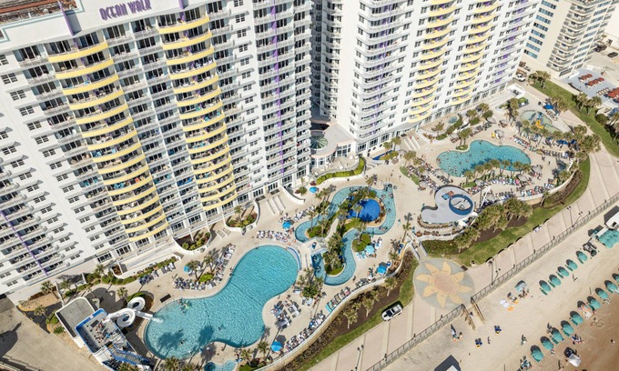 Daytona Beach Condo | Steps to the beach! Oceanfront 1 bedroom condo with balcony!