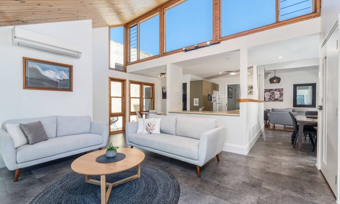 Newcastle House | Stevenson Beach Cottage - Newcastle East