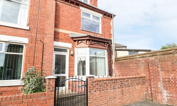 Worksop Cottage | STEVENSON'S PLACE, pet friendly, with a garden in Whitwell