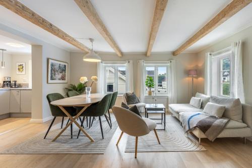 Arendal Apartment | Stilfull bolig med 4 soverom - nær Arendal sentrum med parkering