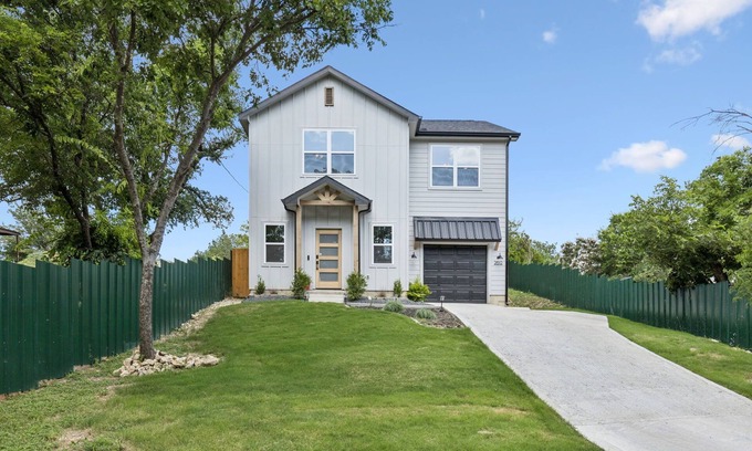 Fort Worth House | Stockyard Summit - Stylish New Home 2 Min to Fort Worth Stockyards. Sleeps 8!