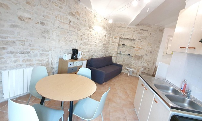 Barjac Apartment | Stone apartment in the heart of Barjac