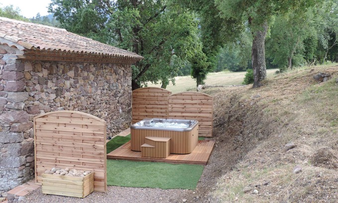 Les Adrets-de-l'Esterel House | Stone house with jacuzzi, between Cannes and Fréjus, independent mini loft, air conditioning