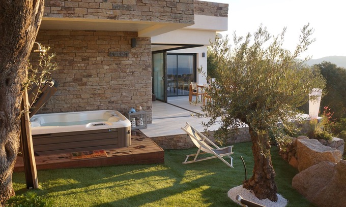 Pianotolli-Caldarello House | Stone house with panoramic views over the bay of Figari, outdoor spa