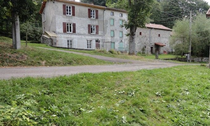 Vollore-Montagne House | Stone house in Auvergne with a renovated interior