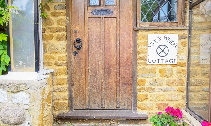 Hook Norton House | STONE WHEEL COTTAGE, pet friendly, with pool in Hook Norton