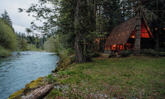 Skykomish Cabin | Stonecutter's Cabin - couples retreat on the river surrounded by nature