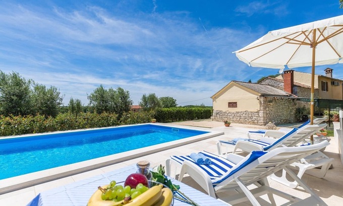 Cusi House | Stonehouse Rita with pool near the city of Porec