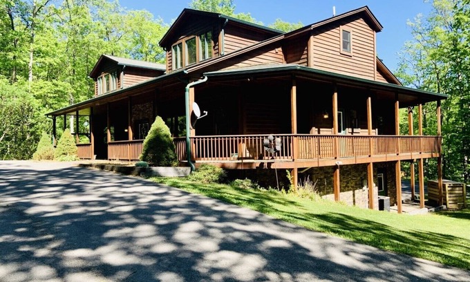 McHenry House | Stones Throw, a cozy yet spacious mountain retreat!