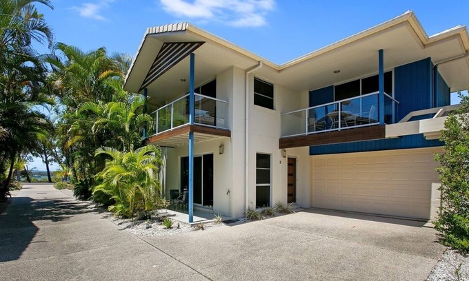 Tin Can Bay House | Stones throw from the waterfront