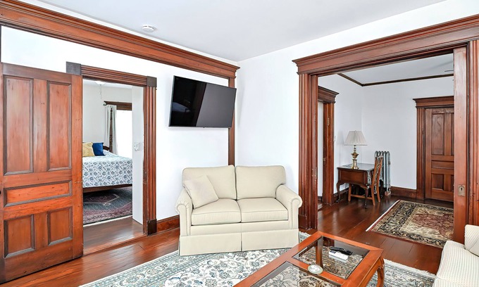 Stonington Apartment | Stonington Borough steps to shops, dining and water