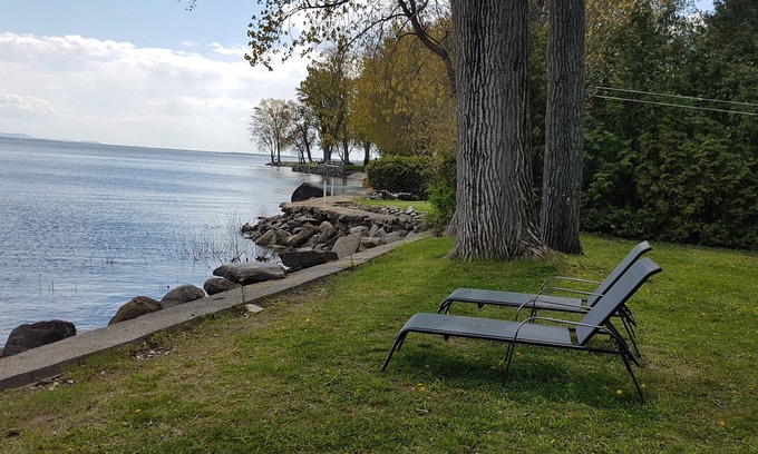 Venise-en-Quebec House | Stopover 471: Tranquility on Lake Champlain