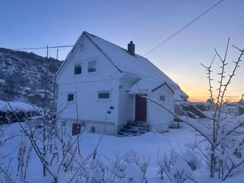 Fana House | Stort, koselig hus i naturområde