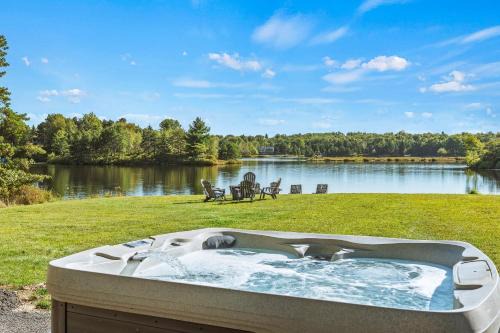 Long Pond House | Strawberry Shores by AvantStay Lakefront Private Beach