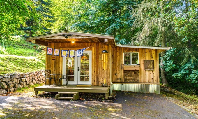 Freeland House | Stray Cat Cottage