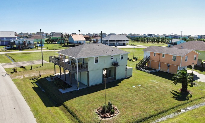Crystal Beach House | Stroll the Beach! Relaxing Home 7 Min Walk to Beach+ Outdoor Space