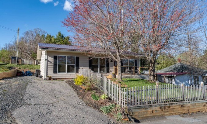 West Jefferson House | Stroll to Park, Shops, Restaurants in Downtown WJ!