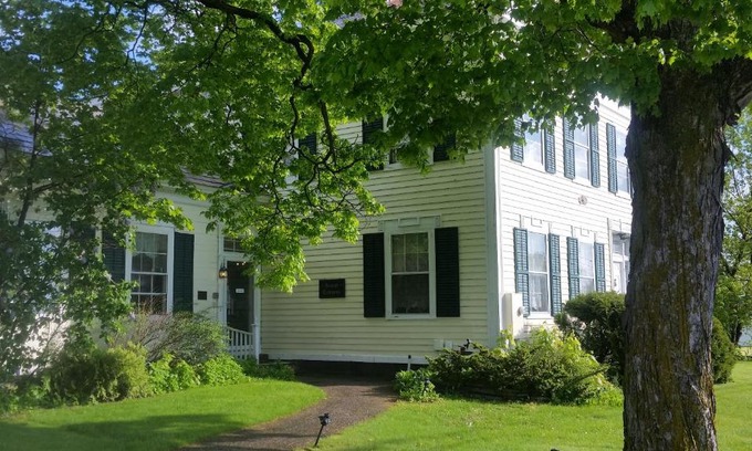 Vergennes Hotel | Strong House Inn