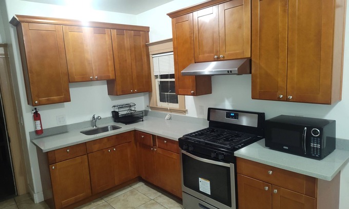 Berkeley Apartment | Student Housing 6-bedroom Full Unit 1 block from UC Berkeley Southside